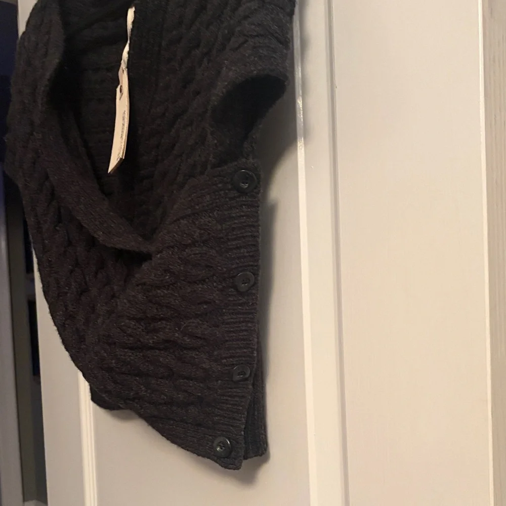 Elegant Black Cable Knit Sweater - Picture 4 of 5